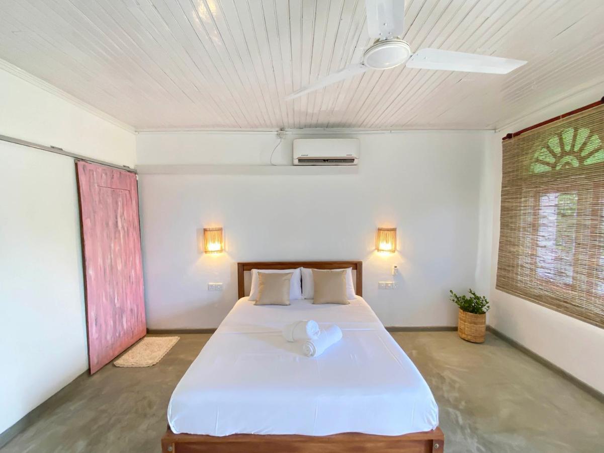 Hotel Sky Breeze Unawatuna Esterno foto