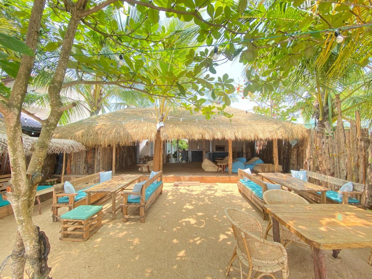 Hotel Sky Breeze Unawatuna Esterno foto